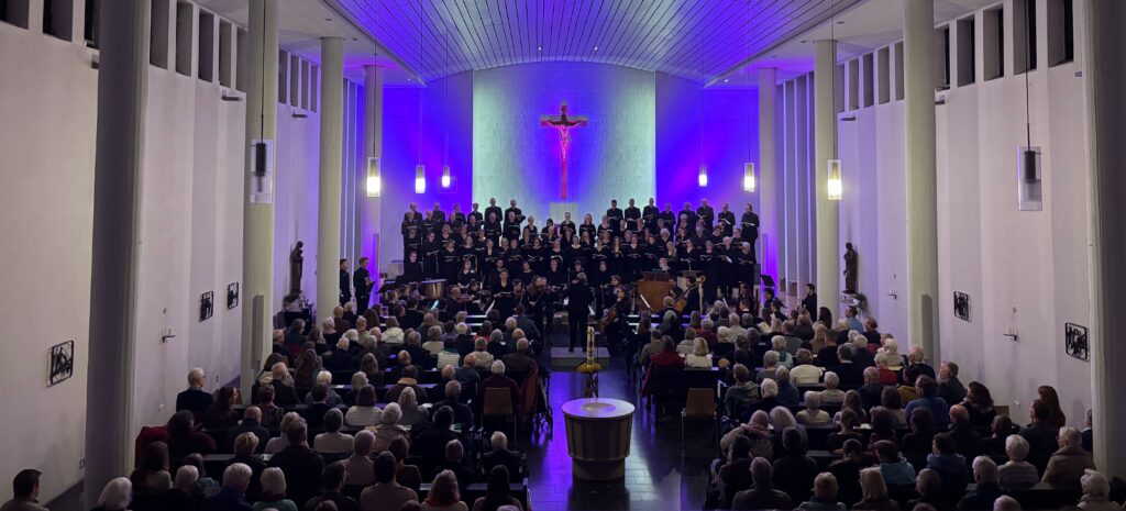 Auftritt des ensemble elmshorn mit dem jungen Philarmonischen Orchester Niedersachsens in der Kirche Mariä Himmelfahrt