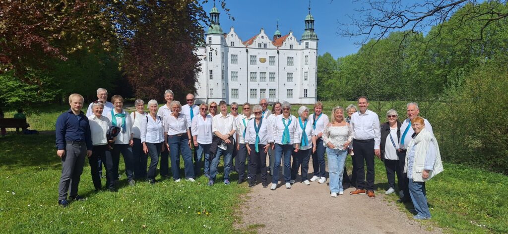 Gemischter Chor vor Schloss in Ahrensburg