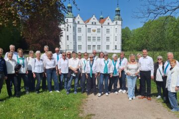 Gemischter Chor vor Schloss in Ahrensburg